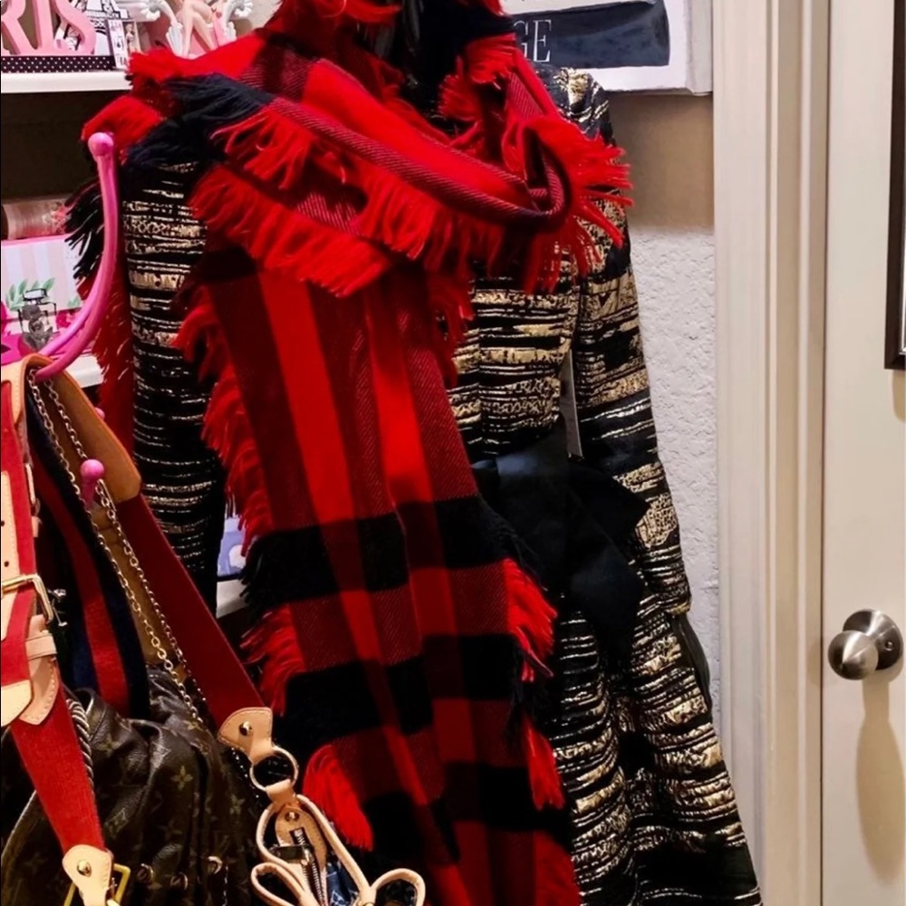 Authentic Wool Plaid Red Burberry scarf. 🧣♥️